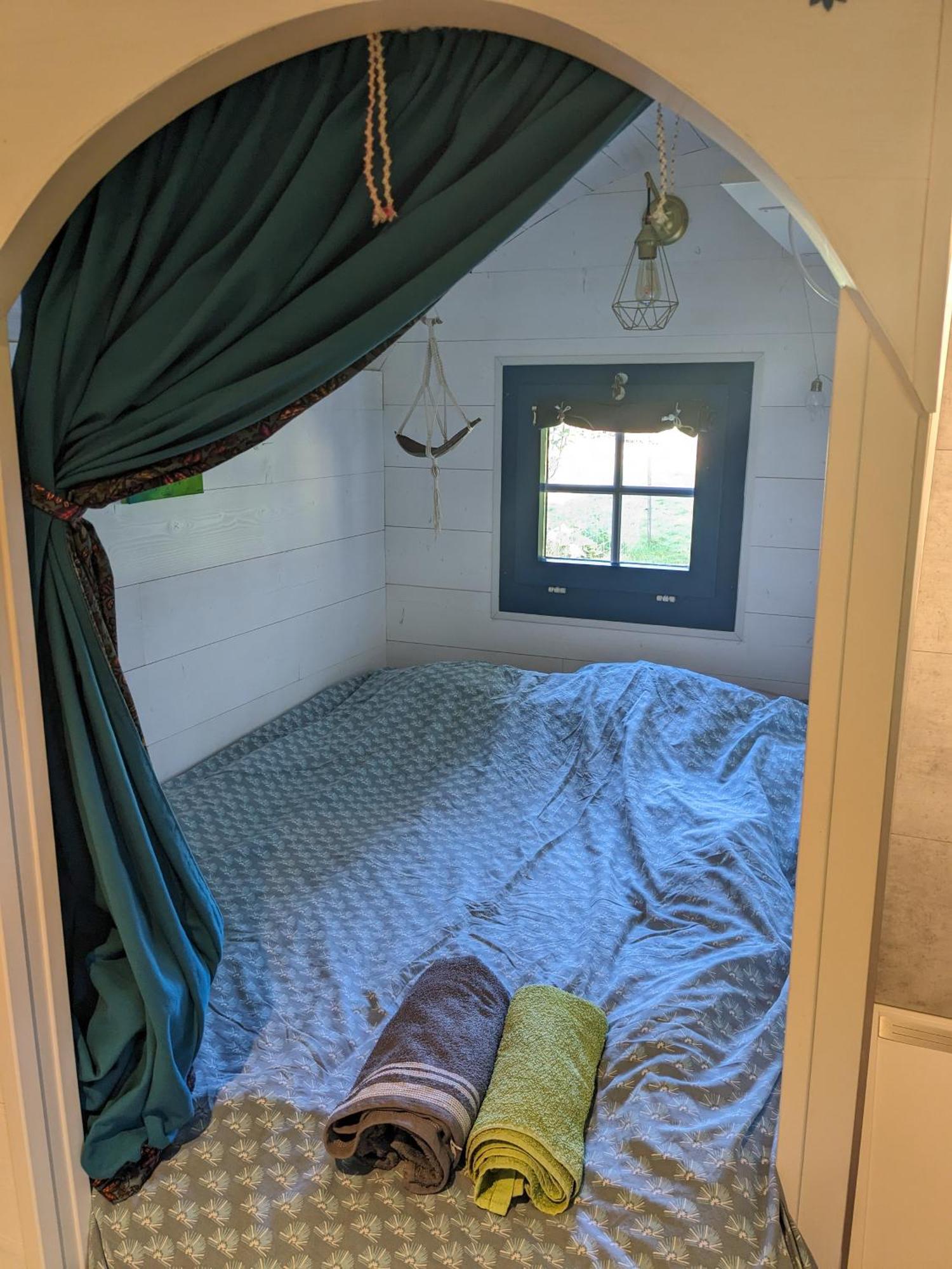 La Roulotte Tiny House Du Mond'Ideal Leval  Zewnętrze zdjęcie