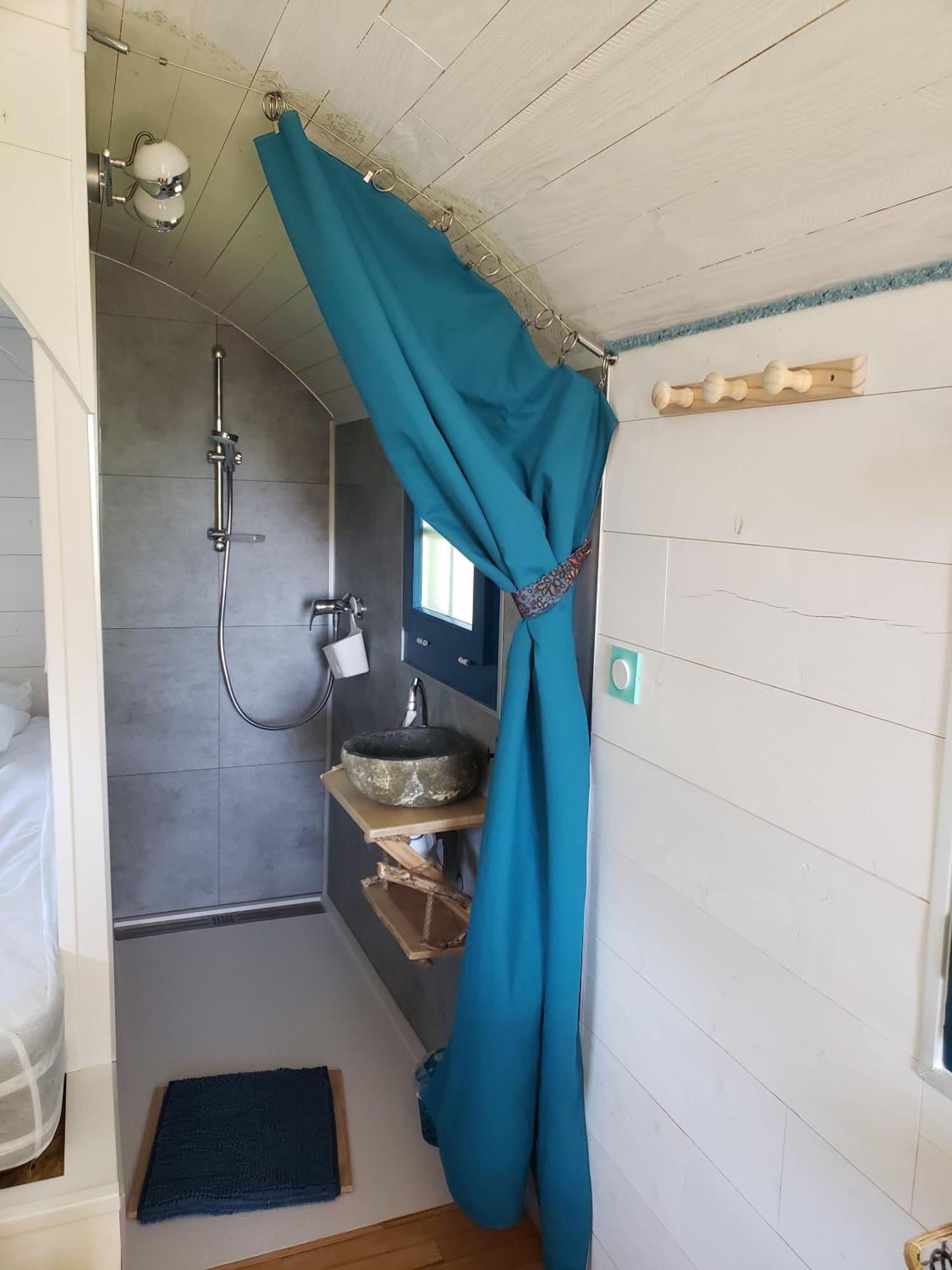 La Roulotte Tiny House Du Mond'Ideal Leval  Zewnętrze zdjęcie